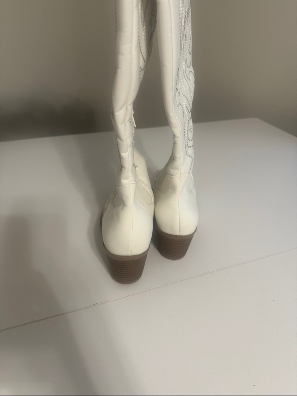 Women's White Western Cowboy Boots with Embroidered Detail - Picture 5 of 9
